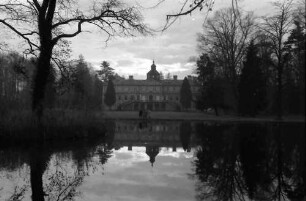 Schloss Favorite; Gartenansicht; Vordergrund Teich