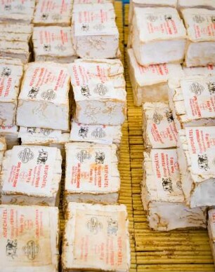Frankreich. Haute Normandie. Seine Maritime. Forges les Eaux. Neufchatel Käse AOC auf dem Wochenmarkt