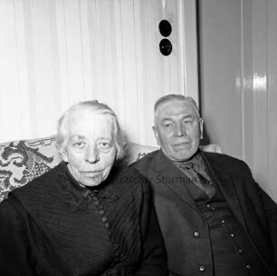 Hafemann, Gustav und Frieda, geborene Voß: Gustav geboren 1889: Eigentümer der Ziegelei in Westerau; ehemaliger Amtswehrführer des Amtes Reinfeld-Land: Einwohner von Westerau: Aufnahme aus Anlass ihrer Goldenen Hochzeit am 26. Februar 1965: in ihrer Privatwohnung, auf Sofa