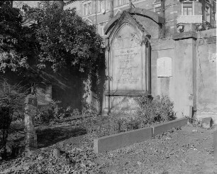 Grabmal der Familie Vogel : Wandgrabmal der Familie Vogel. Sandstein, nach 1890. Dresden-Neustadt, Innerer Neustädter Friedhof