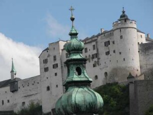 Blick zur Festung Hohensalzburg, davor Turm der Stiftskirche St. Peter