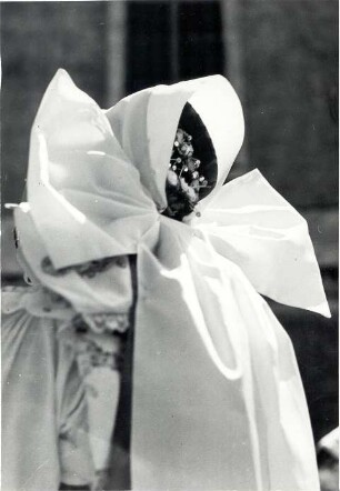 Brautjungfer aus Crostwitz : Kleidung - katholische Tracht. Ort: Chrósćicy / Crostwitz. Brautjungfer (družka). Fronleichnam 1936.