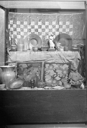 Vitrine mit Keramik- und Textilprodukten