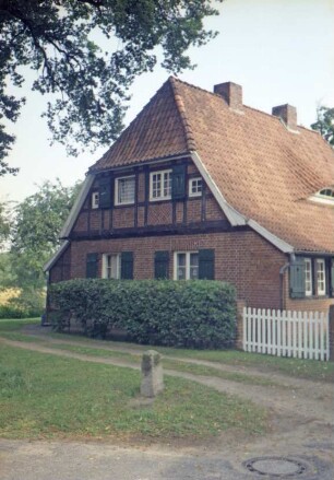 ehemaliges Gut Trenthorst-Wulmenau: Trenthorst 15: traufständiges Wohnhaus: Giebelseite, Fachwerk an Giebel: rechts Auslucht