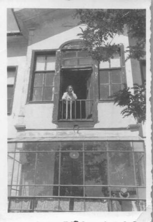 Ankara. Wohnhaus. Etha Richter am Fenster