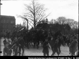 Rückkehr des Feld-Artillerie-Regiments Nr. 46 und Einzug der Regierungstruppen in Wolfenbüttel Enthält: Soldaten zu Pferd mit Blasinstrumenten und begleitende Jugendliche