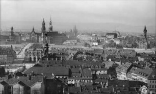 Dresden. Blick vom Turm der Dreikönigskirche über das Blockhaus gegen Residenzschloß, Katholische Hofkirche, Gemäldegalerie, Opernhaus und Heizkraftwerk