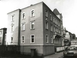 Dresden-Mickten, Hauptmannstraße 24/Ecke Naundorfer Straße. Wohnhaus mit Ladeneinbauten und Einfriedung (1904). Straßenansicht (Naundorfer Straße) von Nordosten