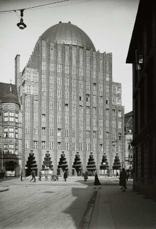 Hannover, Hochhaus : Hannover. Anzeiger-Hochhaus mit Planetarium, Am Klagesmarkt. Straßenansicht