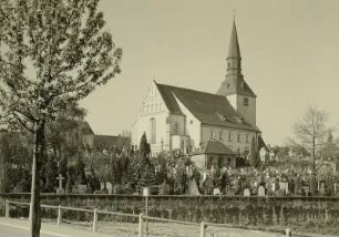Dresden, Leubnitzer Kirche : Dresden. Leubnitzer Kirche. Blick von Nordosten über den Friedhof (Älteste Anlage (westlicher Teil mit Turm) vor 1437, östlicher Teil und Backstein-Ostgiebel um 1511. Erweiterung nach Norden nach 1708)