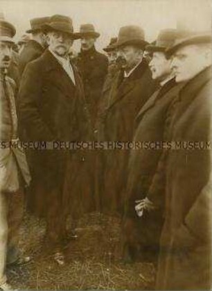 P. Scheidemann und F. Ebert bei der Trauerfeier auf dem Tempelhofer Feld