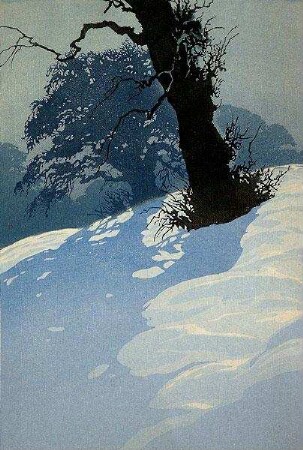 Schwarzer Baumstamm im Schnee