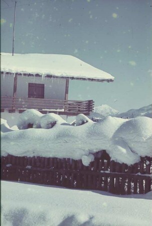 Gebirgsdorf in den Bayrischen Voralpen (vielleicht Werdenfelser Land oder Pfaffenwinkel) im Winter