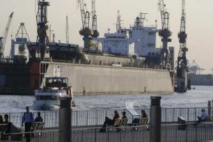 Blick von den St. Pauli Landungsbrücken auf die Elbe und das Trockendock von Blohm + Voss, 05.2008