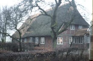 Beimoorweg 47: Fachwerkhaus mit Reetdach: Giebelseite Wohntrakt, Auslucht mit Eingangstür: Traufseite, vorne Wohntrakt, hinten Wirtschaftstrakt
