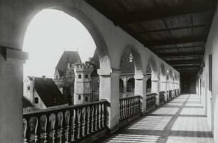Burg Landshut : Landshut. Burg Trausnitz. Innerer Burghof. Blick von den Arkaden des Nordflügels zum Westflügel