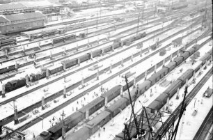 Stuttgart: Blick vom Bahnhofsturm auf Bahnsteige