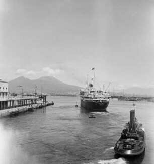 Reisefotos Italien. Neapel. Hafenausfahrt mit Vesuv