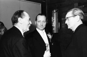 Hausen im Wiesental: Beim Rundfunkinterview O. E. Sutter, Bürgermeister von Hausen Ernst Hug, Hebelpreisträger Dr. Eberhard Meckel