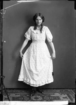 "Ausstellungsplatten IV" - junge Frau im Fotoatelier