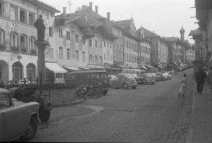 Bad Tölz: Hauptstraße [Marktstraße] mit Parkplatz und Brunnen