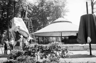 Abbau des Sommercafés am Botanischen Garten beim Linkenheimer Tor.