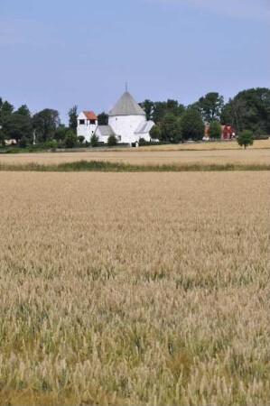 Aakirkeby - Rundkirche : Die Nylars kirke bei Aakirkeby ist eine von vier romanischen Rundkirchen auf der dänischen Ostseeinsel Bornholm. Aufgenommen am 28. Juli 2010