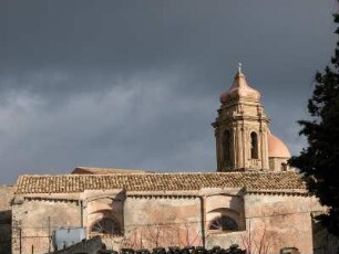 Die 751 m hoch über dem Meer und der Hafenstadt gelegene Stadt Erice mit dem Dom La Matrice, 1314 errichtet
