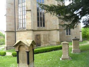 Alexanderkirche - Chor von Nordosten mit Strebepfeilern und Grabsteinen in Übersicht
