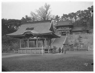 Einheimische vor dem Hachimanschrein in Kamakura : Weltreisen. Einheimische vor dem Hachimanschrein in Kamakura