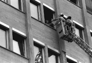 Freiburg im Breisgau: Feuerwehreinsatz mit Hubwagen in der Bismarckallee
