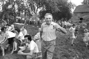 Prost. Gartenfest bei Familie Wachter