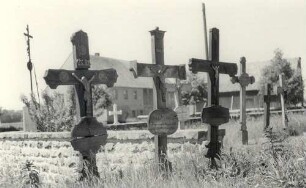 Grabkreuze in Ralbitz : Handwerkstechniken - Tischlerei. Ort: Ralbicy / Ralbitz. Kreuze auf dem Friedhof