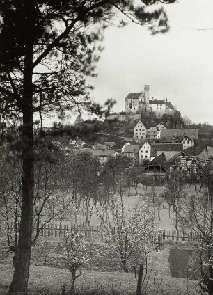 Gößweinstein, Ortsansicht : Gößweinstein. Ortsansicht mit Burg von Südosten
