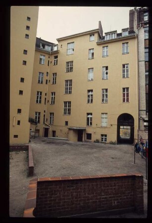 Diapositiv: Leuschnerdamm 15, Juli 1984
