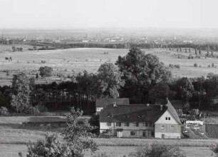 Dresden. Blick von den Hellerbergen über das Hellergut und den Heller auf die Stadt. Im Hintergrund die Höhen des Erzgebirges