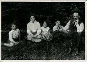 Karl Liebknecht mit seiner Frau Sophie und den Kindern aus erster Ehe bei Ferien im Erzgebirge