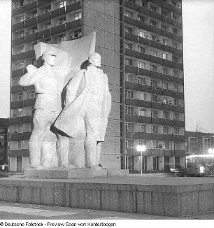 Lenindenkmal, Nachtaufnahmen