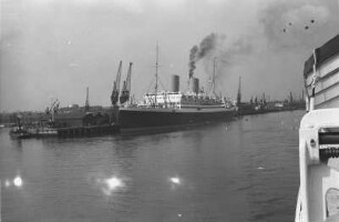 Hafenausfahrt : Blick vom Schiff auf den Hafen von Southampton mit Dampfschiffen am Kai