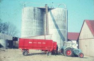 Fotografie: Ein- und Auslagerungstechnik, Maissilage, Hochsilo, Förderband