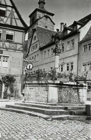 Rothenburg. Kapellenplatz mit Seelhausbrunnen : Rothenburg ob der Tauber, Kapellenplatz gegen Weißen Turm. Seelbrunnen mit Statue der Justitia mit Spiegel und Stadtwappen (1626)