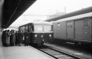 Schaffhausen: Bahnhof Schaffhausen; Presseteilnehmer am Triebwagen