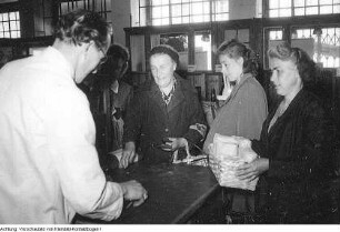Dresden-Laubegast, Tauernstraße 11. Erste Verkaufsstelle der Konsumgenossenschaft Dresden mit Selbstbedienung und Kampagne gegen die Remilitarisierung, Mai 1951