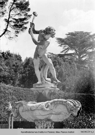 Putto, der ein Herz mit einem Hammer zerschlägt
