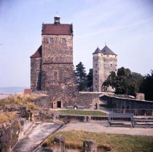Burg Stolpen : Burgruine Stolpen vom Kanonenhof aus mit Steigerturm und Johannisturm vom Gefängnis der Gräfin Cosel