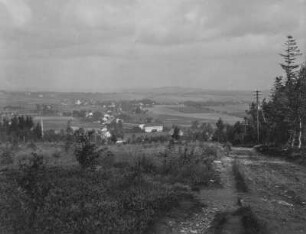 Landschaft : Eine Landschaft mit einem Dorf in der Mitte, umgeben von Wiesen und Feldern