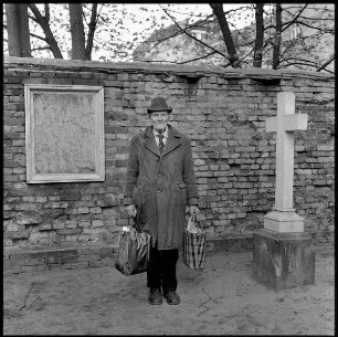 Alter Mann auf dem Dorotheenstädtischen Friedhof