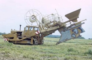 Dränmaschine Meliomat Universal B 710 mit Großhaspel hier mit Trichter für Zuführung von Füllmaterial