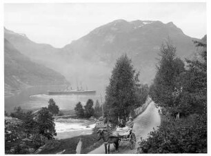 Merok/ Norwegen: Blick in Geirangerfjord mit Victoria Luise in der Bucht, Touristen auf Pferdegespann