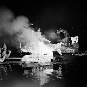 Karpfenfest: Neuhöfer Teich: Nachtaufnahme: Wasserrevue "Der verhexte Karpfenteich": Neptun auf Riesenkarpfen, "gezogen" von Seepferdchen: im Kampf gegen Seeungeheuer: bengalische Feuer, Qualm: Flöße als Standfläche und Männer mit Paddel sichtbar: unten Spiegelungen, hinten Schwan, 10. Oktober 1965